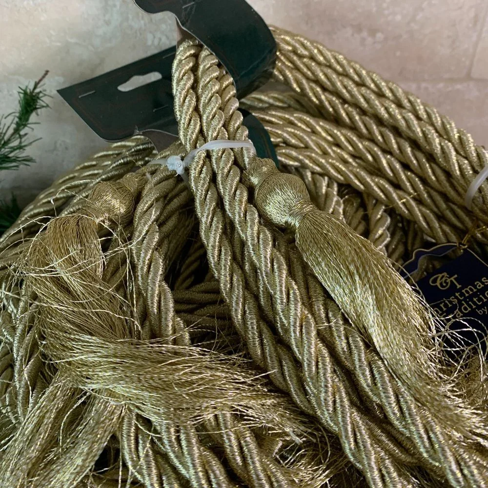 Holiday Garland gold - set of 7 bannaras silk w/ tassels